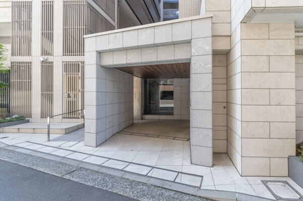 重厚感のあるメインエントランス。