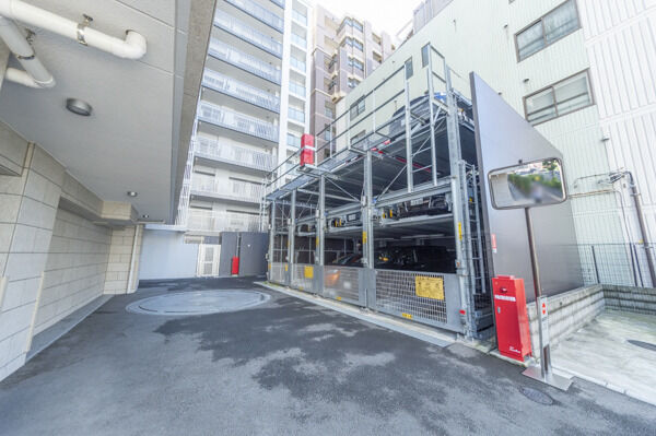 敷地内機械式駐車場。