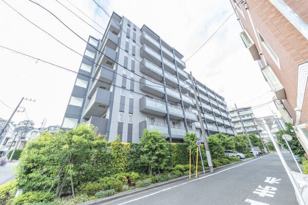 【クレヴィア東白楽】縦横で濃淡を分けたタイル貼のデザインで、シャープでモダンな印象の外観。