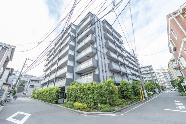 【クレヴィア東白楽】東急東横線「東白楽」駅から徒歩2分。四方を道路に囲まれた明るく開放的な立地。