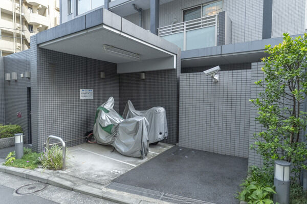 屋外のバイク置場。