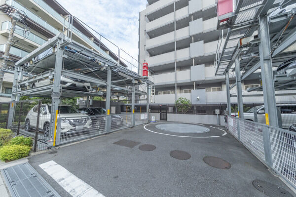 ターンテーブルを備えた駐車場は、機械式と一部平置き。