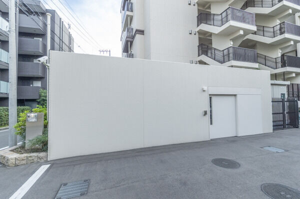 屋内式の二輪車置き場。