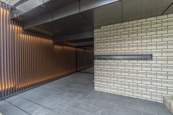 豪華で重厚感のあるエントランス。