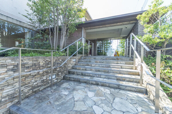 緑あふれるグランドエントランス。