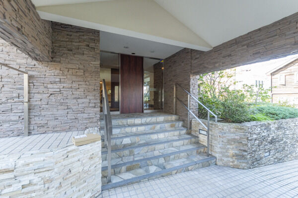 品位あるホテルライクなダブルオートロックシステムエントランス。