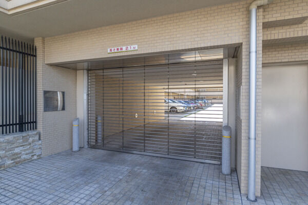 リモコン付シャッターゲート付の敷地内駐車場入口。