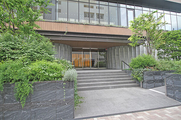 ゆとりある広々としたエントランス周り。