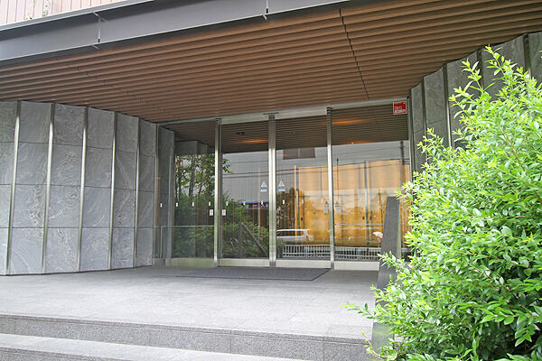 波打つような壁面が特徴的なエントランス。