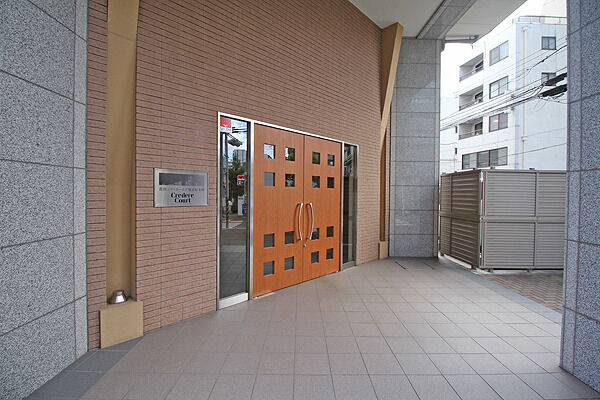 訪れる人々をやさしく迎えてくれる、静謐なエントランス。