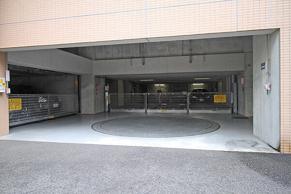 屋内に15台分、屋外に3台分の機械式駐車場。全戸分の屋内駐輪場も設置。