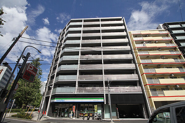 【クリオ横浜セントラルマークス】のびやかに空へ延びる縦ラインが美しい外観デザイン。 【クリオ横浜セントラルマークス】のびやかに空へ延びる縦ラインが美しい外観デザイン。