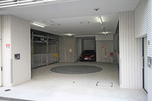 入出庫に便利なターンテーブルがある敷地内駐車場。