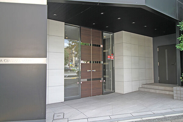 気品溢れる色調でまとめられたエントランス。