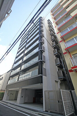 北東側も接道し、駐車場への入庫路を設けています。