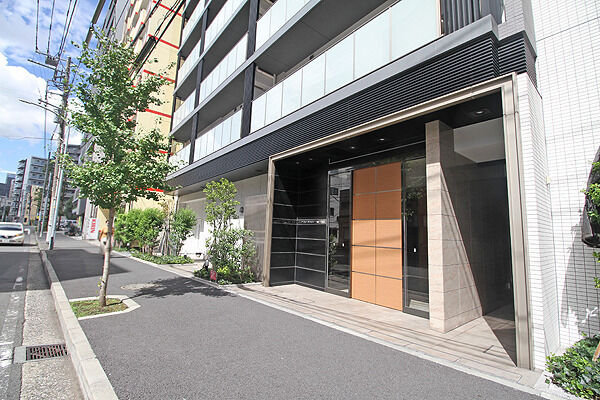 南西側は歩行者専用のエントランスで安全面に配慮しています。