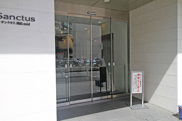 扉の奥には、深海をイメージさせる青のエントランス。