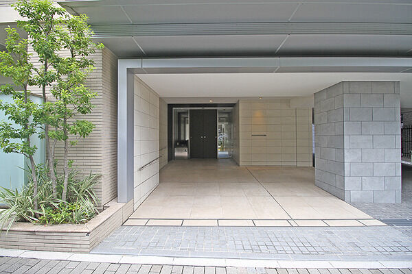 シンプルで上品な、落ち着いたエントランス周り。 シンプルで上品な、落ち着いたエントランス周り。