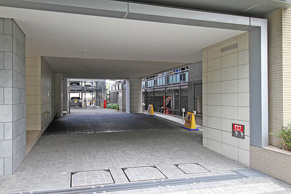 駐車場には電気自動車のコンセント、駐輪場には共有電動自転車が4台あります。 駐車場には電気自動車のコンセント、駐輪場には共有電動自転車が4台あります。