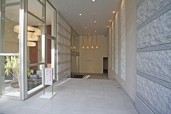 不規則に配置しリズムを作ったカーテンウォール等、変化に富んだデザイン。