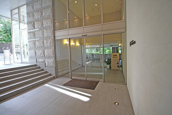 格調高い空間の中に個性が光るエントランス。