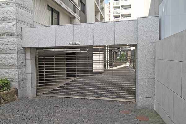 屋内地下駐車場。