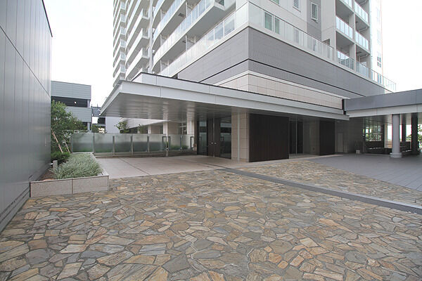 広々として大きな車寄せで雨天時も安心。 広々として大きな車寄せで雨天時も安心。