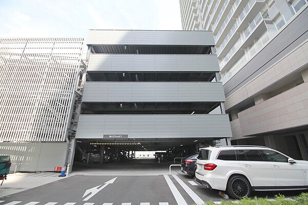 敷地内にはスムーズな利用が可能な自走式の立体駐車場。 敷地内にはスムーズな利用が可能な自走式の立体駐車場。