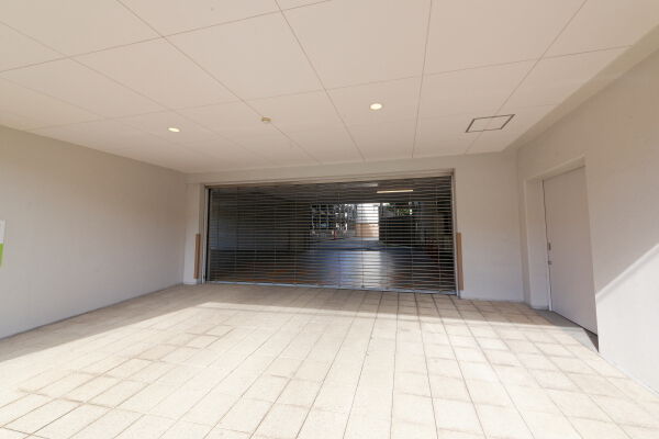 リモコン式グリルシャッターが設置された敷地内駐車場。