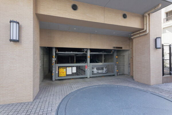 駐車場は屋内機械式。入口にはターンテーブルも装備。