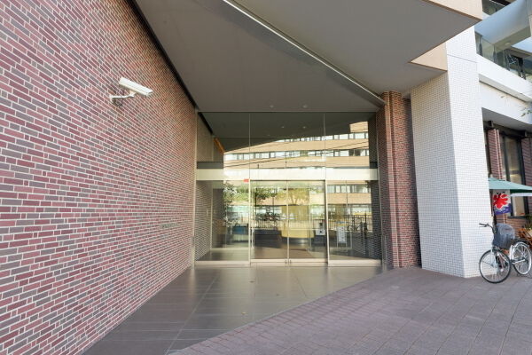 スタイリッシュなタイル張りを基調としたエントランス。					