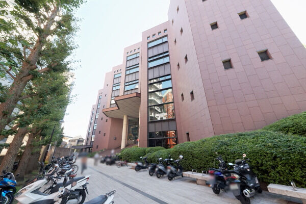 横浜市中央図書館より約350m(徒歩5分)