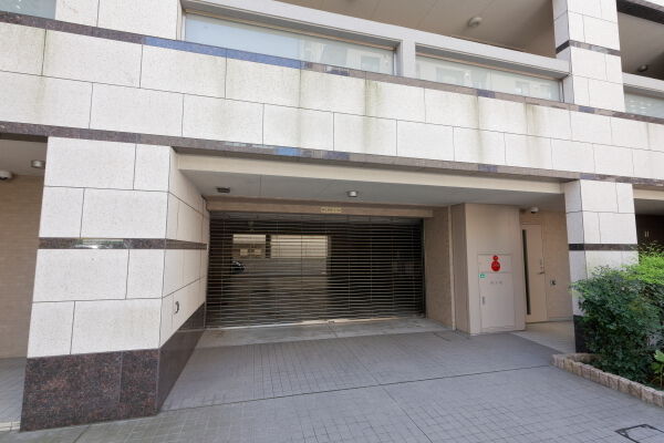 ゲート付き屋内駐車場出入口。