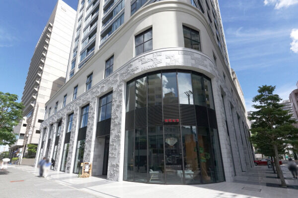 【パークコート山下公園】花崗岩でつくられた石壁がクラシカルな佇まいを演出する基壇部。