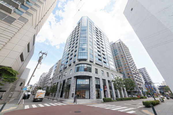 【パークコート山下公園】縦と横のラインを強調した上層部デザイン。青空が映えるガラスで透明感を演出。