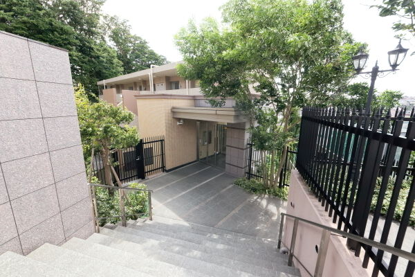 【オープンレジデンシア山手127】落ち着きと贅を感じる、重厚感溢れるエントランス。