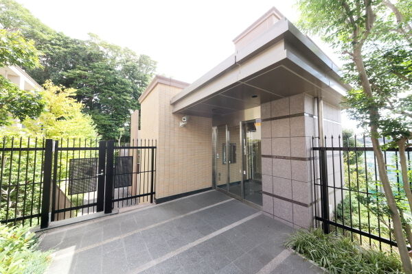 【オープンレジデンシア山手127】外壁タイルは明るいベージュと重厚さを醸すブラウンをベースに構成されています。
