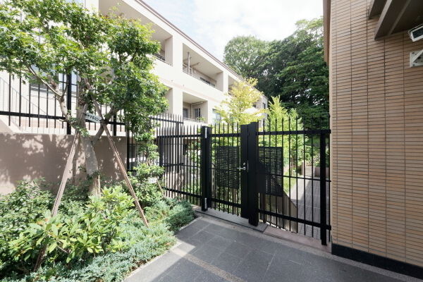 敷地内には豊かな緑が広がっています。