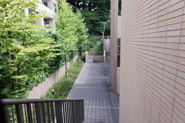 ２棟の間には、人と人とのコミュニケーションが広がるラウンジガーデンがあります。