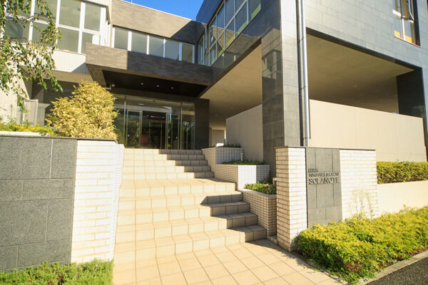 まるでプレミアムなホテルを思わせる、格式高いエントランスアプローチ。