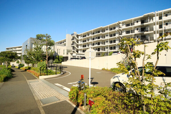 エントランス前に設置された車寄せスペースへと続く、ゆるやかなスロープ。