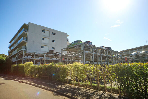 全戸分のシャッターゲート付き敷地内駐車場を用意。