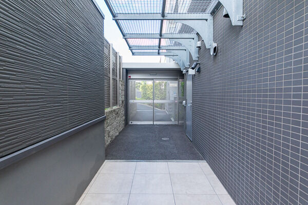 宅配ボックス、TVモニター付きインターホン、防犯センサー配備。