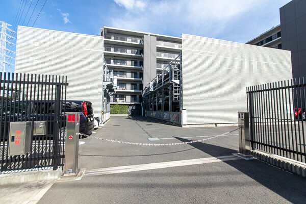 駐車場出入口。一部が平置き、他は昇降式の全67台(他来客用1台)