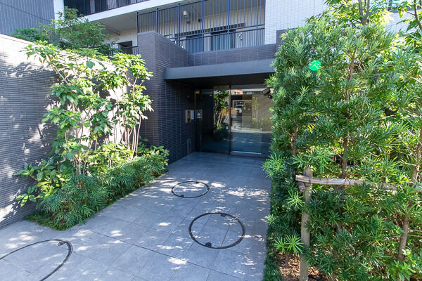 サブエントランスに続くアプローチ。