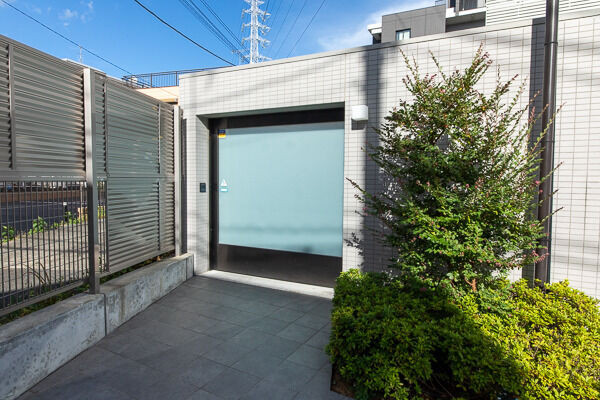 屋根付き駐輪場の出入口は、スタイリッシュなガラス戸仕様。