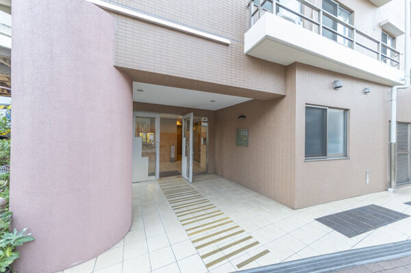 TVモニター付オートロックシステムを採用。