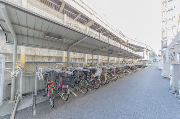 屋外に屋根付き駐輪場と全戸分の駐車場を地下に確保しています。
