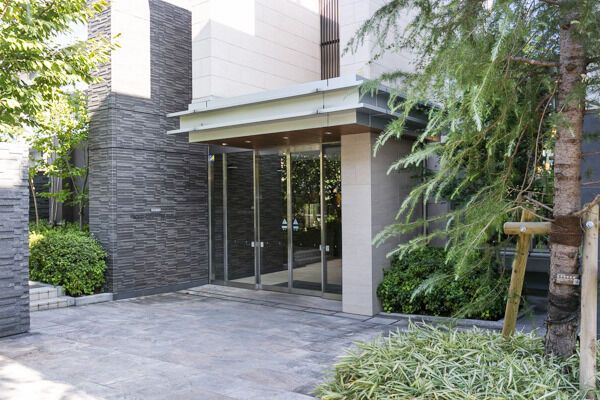 重厚な雰囲気を魅せるエントランス入口。