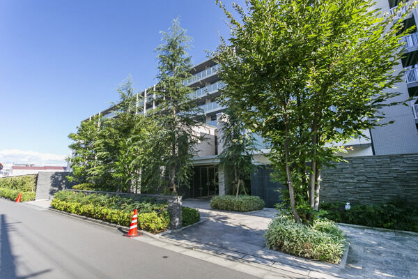 自然の緑豊かなエントランスアプローチ。